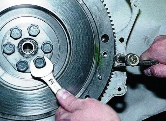 Детальная инструкция по замене сальника коленвала на ВАЗ 2107