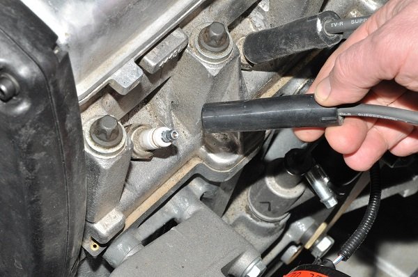 Меняем свечи зажигания в автомобиле самостоятельно