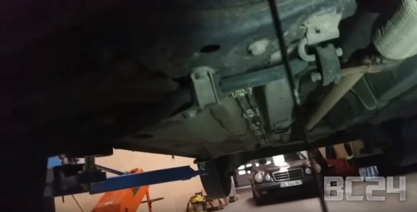 Как правильно менять масло в двигателе - чем промывать?