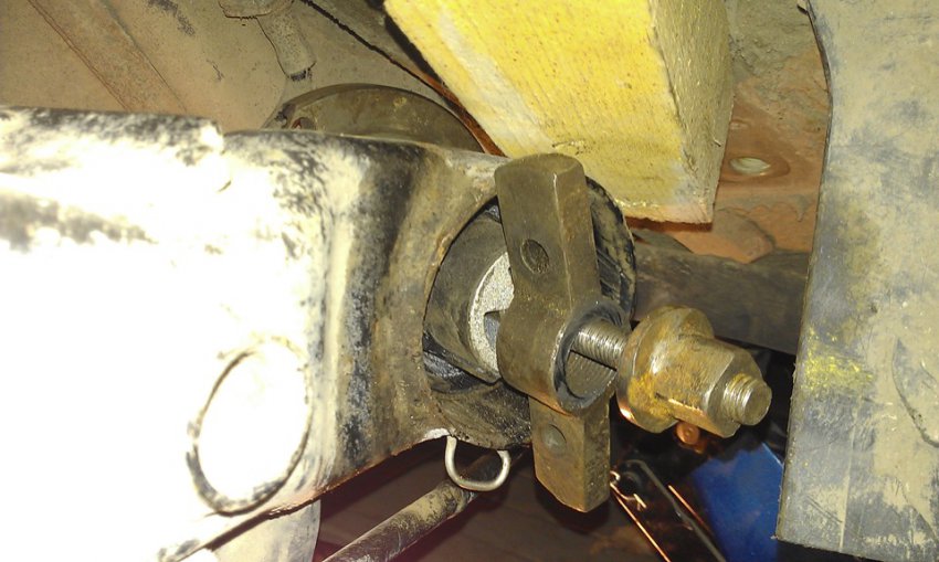 Как заменить сайлентблок задней балки на авто Skoda Octavia Tour