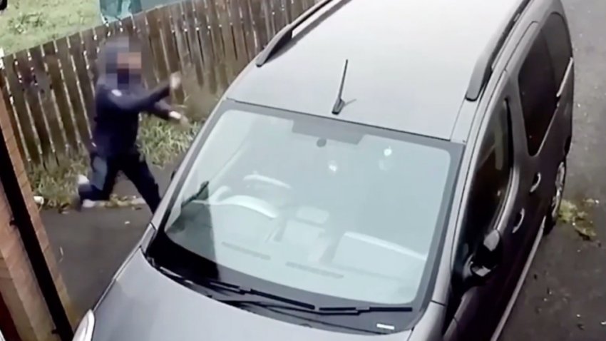 Машина, которая кидается кирпичами: угонщика унизили прямо на камеру