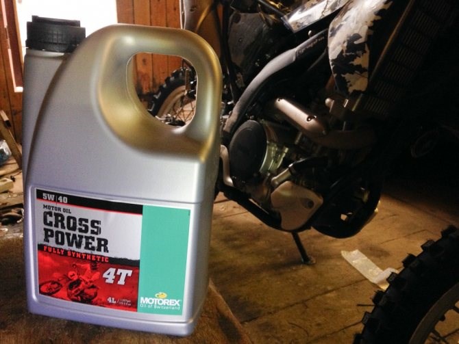 Через Сколько Моточасов Менять Масло в Мотоцикле Кросс. Проверка качества