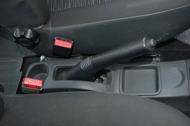 Горит Лампочка Ручника на Рено Логан – Отдельные рекомендации