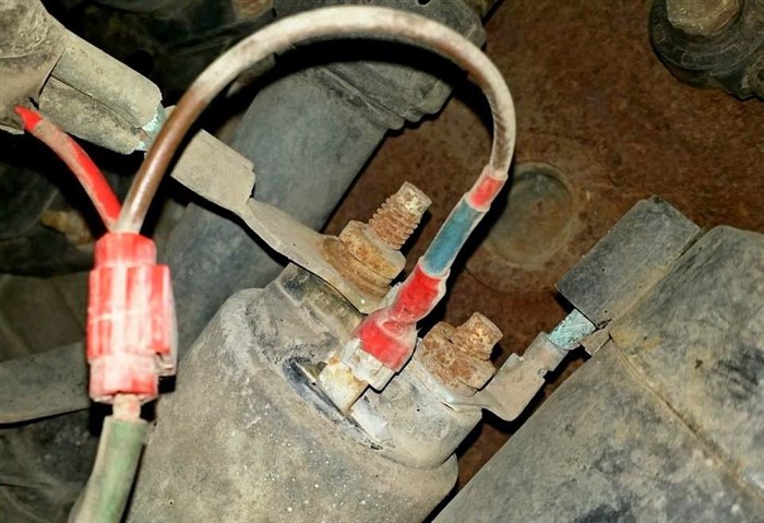 Ниссан Альмера не Горит Ближний Свет. Бп в моторном отсеке