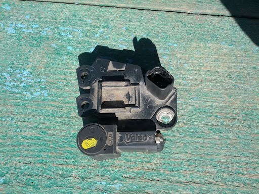 Лампочка в Багажнике Рено Дастер Горит – Концевик капота