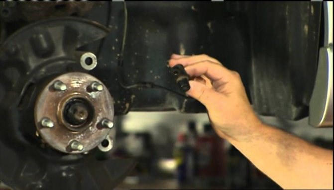 Горит Абс и Восклицательный Знак на Форде Датчик абс на ступице