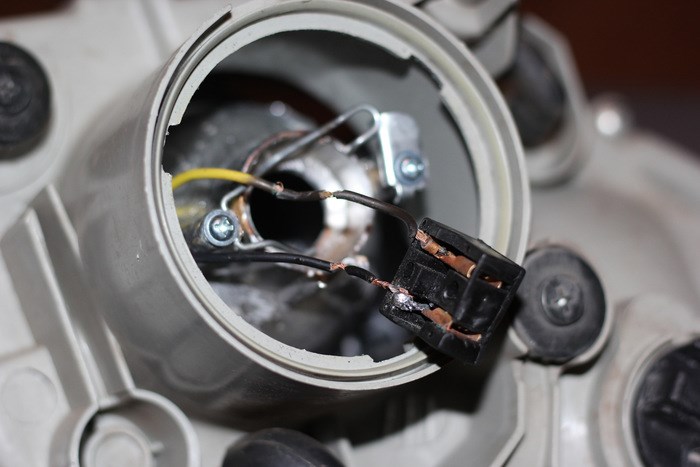 Не Горит Ближний Свет на Мазда Демио © Блок под капотом