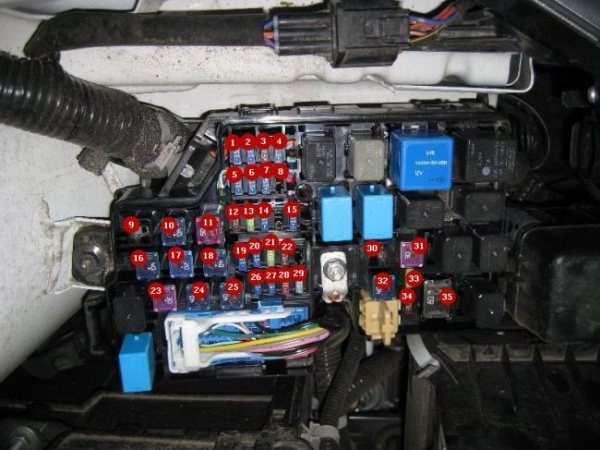 Мазда 3 не Горит Подсветка Пепельницы. Блоки под капотом