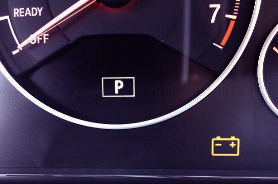 Горит Значок Аккумулятора на Рено Сандеро • Вариант второй